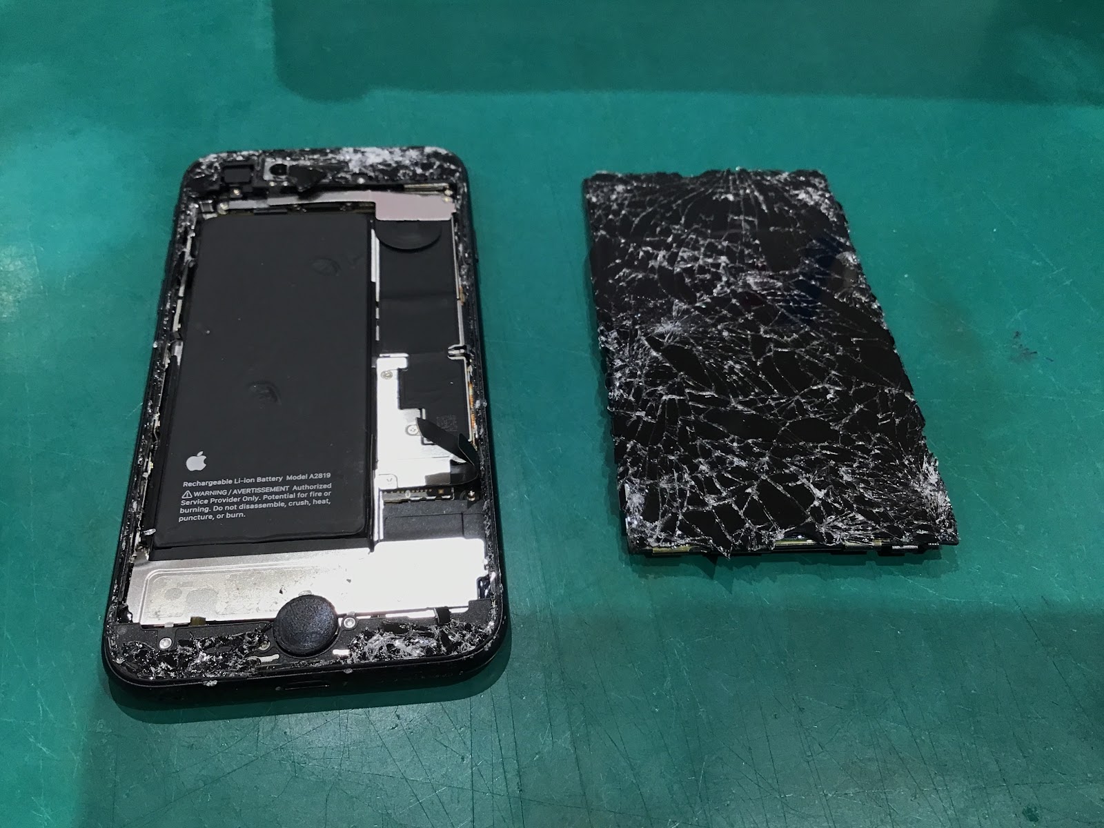 画面が取れてしまったiPhoneSE第3世代の修理依頼をお受け致しました！スマホ修理工房マルイ錦糸町店です！